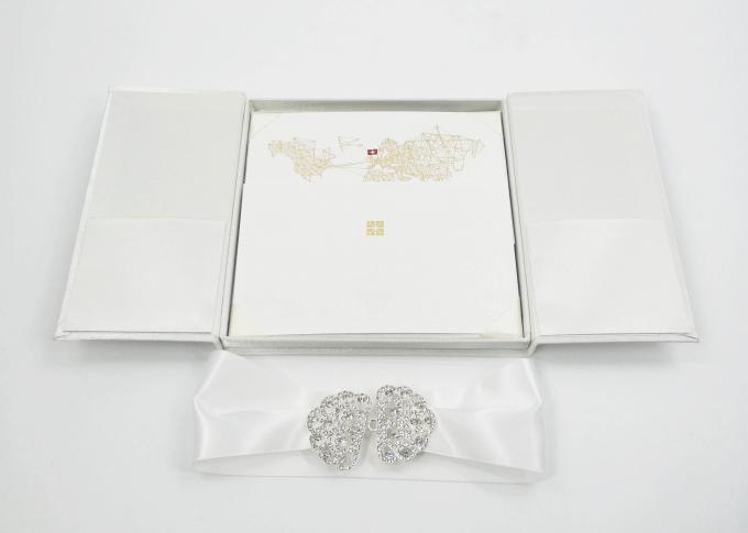 Elegante Witte de Giftvakje van het Zijdekarton Onderhavige Huwelijksuitnodiging met Boog/Gesp