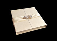 De Verpakkingsboek Gevormd Vakje van de gouden bruiloftgift met Lint Milieuodm leverancier