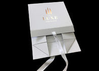 Het lintembleem paste Wit Vouwend Document Giftvakje voor Kleren Verpakking aan leverancier