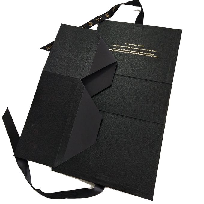 Decoratief Ontwerp dat Giftvakjes Zwarte Boekvorm met Mooi Lint vouwt
