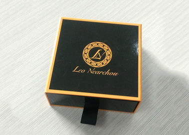 China Gouden het Document van de Kleurenvakrand Giftvakje met het Glanzende Laminering Hete Stempelen fabriek