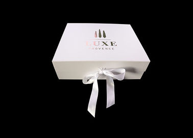 China Van de Giftdozen van de dekkingslaminering nam het Kleinhandels Vouwende Witte Lint en détail Gouden Embleem toe fabriek