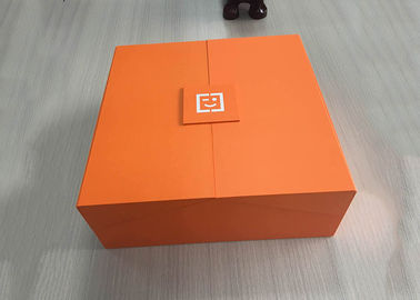 China Kartonboek Gevormde Vakje Oranje die Bovenkant met Zwarte Verdeling wordt gedrukt fabriek